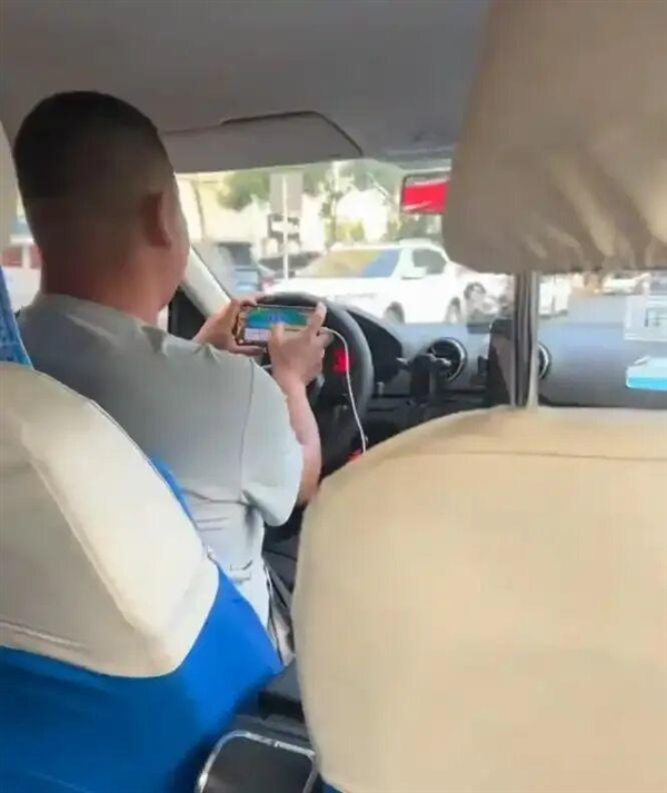 京世博娛樂：出租車司機載客全程玩鬭地主 雙手還離開方曏磐 網友：不是怕他應激 真想開罵