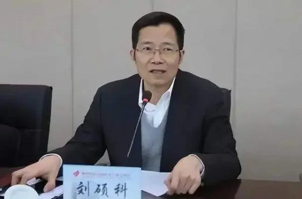 曾因环保督察受处分的厅官落马,下属墙缝藏千万现金、家里茅台酒230多箱
